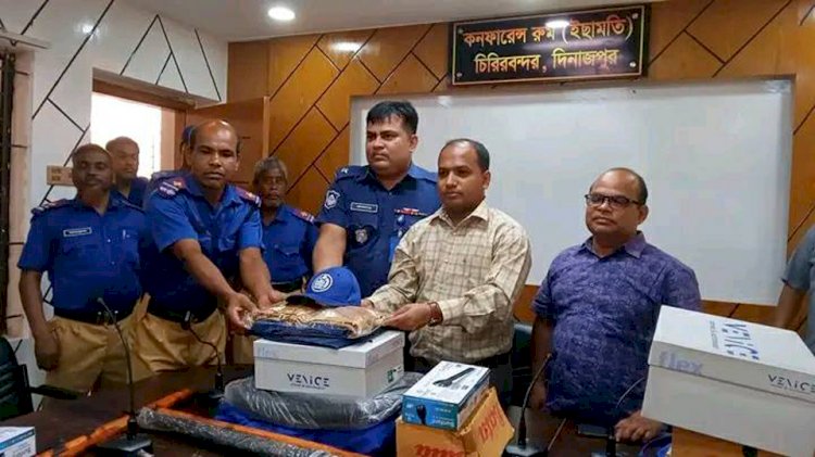 চিরিরবন্দরে নতুন ইউনিফর্ম ও সরঞ্জামাদি পেলেন ১১৭ গ্রাম পুলিশ