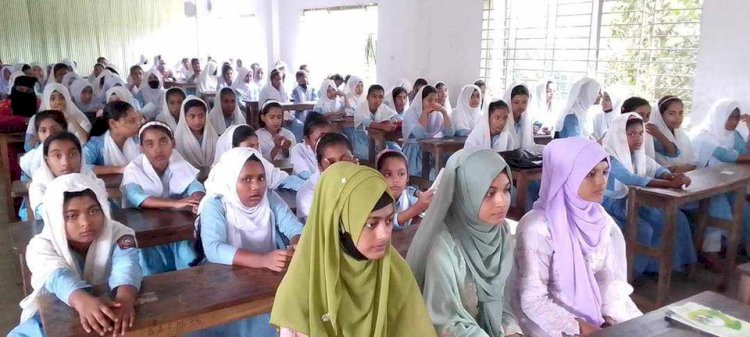 শিবপুরে এস এস সি পরীক্ষার্থী জিপিএ ৫ প্রাপ্তদের মধ্যে পনেরো হাজার টাকা বিতরণ।