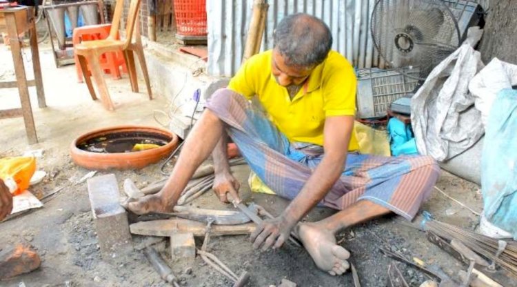 ঈদকে সামনে রেখে আত্রাইয়ের কামার পল্লী টুংটাং শব্দে সরগরম