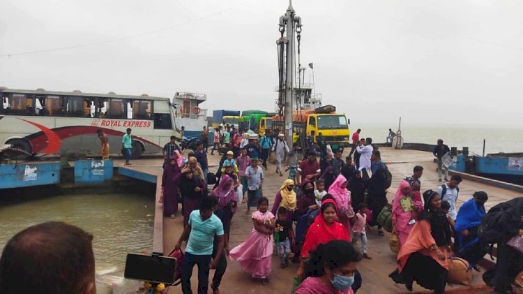 দৌলতদিয়া ঘাটে ঘরমুখো মানুষের চাপ বেড়েছ