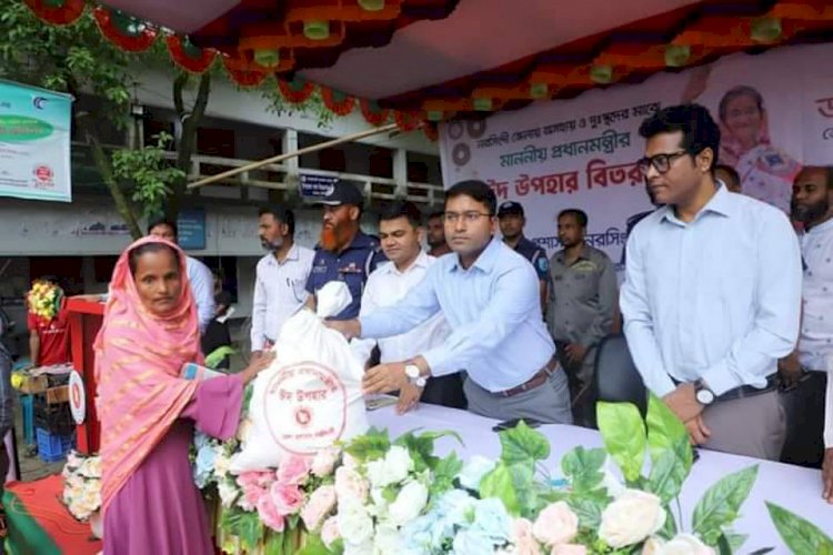 প্রধানমন্ত্রীর ঈদ উপহার পেয়ে খুশি অসহায় ও দুঃস্থরা