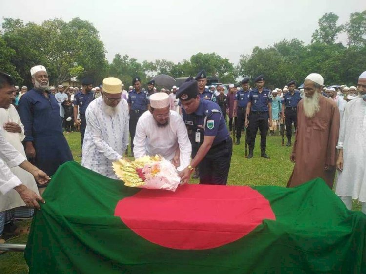 নওগাঁয় বীর মুক্তিযোদ্ধা হবিবর রহমানকে রাষ্ট্রীয় মর্যাদার মাধ্যমে দাফন সম্পূর্ণ