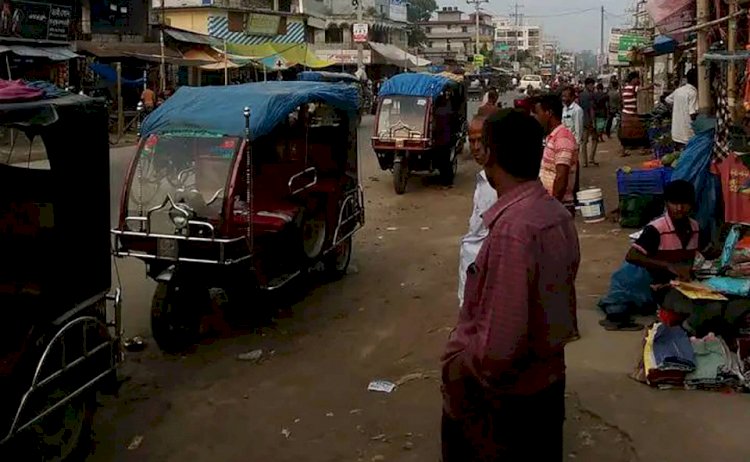 চিরিরবন্দরে যাত্রী বেশে গলায় ছুরি লাগিয়ে ইজিবাইক সিনতাই!