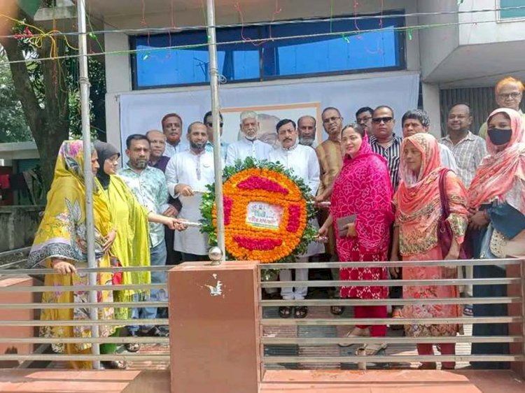 মনোহরদীতে আওয়ামীলীগের ৭৫ তম প্রতিষ্ঠা বার্ষিকী উপলক্ষে বঙ্গবন্ধু,র প্রতিকৃতিতে উপজেলা আওয়ামীলীগের পূষ্পার্ঘ অর্পণ