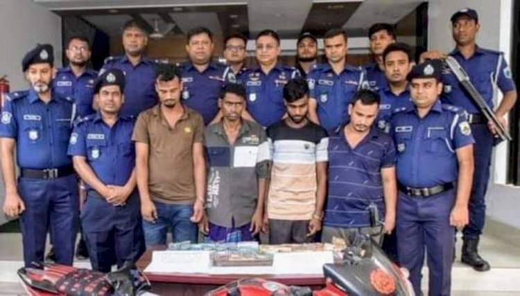বগুড়ায় মাটিডালী ব্যাংকে চুরির ঘটনায় গ্রেপ্তার ৪,নগদ ১০ লাখ টাকা উদ্ধার
