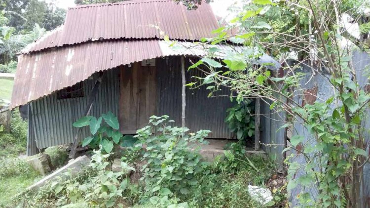 অযত্নে অবহেলায় পরে আছে পোস্ট অফিস।