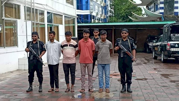 কক্সবাজারের চকরিয়ায় র‍্যাবের অভিযানে বিপুল পরিমাণ অস্ত্র ও গুলি সহ ৪ শীর্ষ সন্ত্রাসী আটক।
