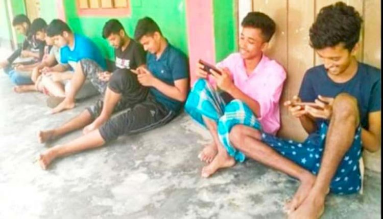 মোবাইলে আসক্ত সকল বয়সের ছেলেমেয়েরা ক্ষতি হচ্ছে লেখা পড়ার