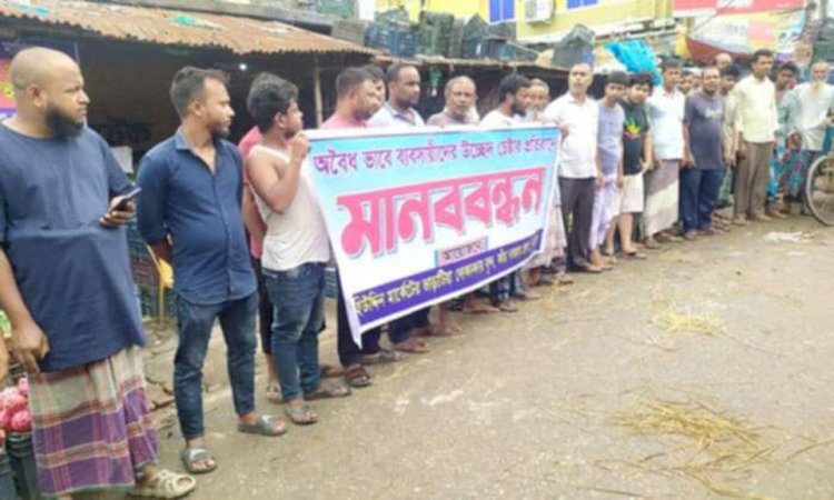নওগাঁ সদরে পাইকারী কাঁচা বাজারে ২ টি দোকান দখলের প্রতিবাদে ব্যবসায়ীদের   মানববন্ধন