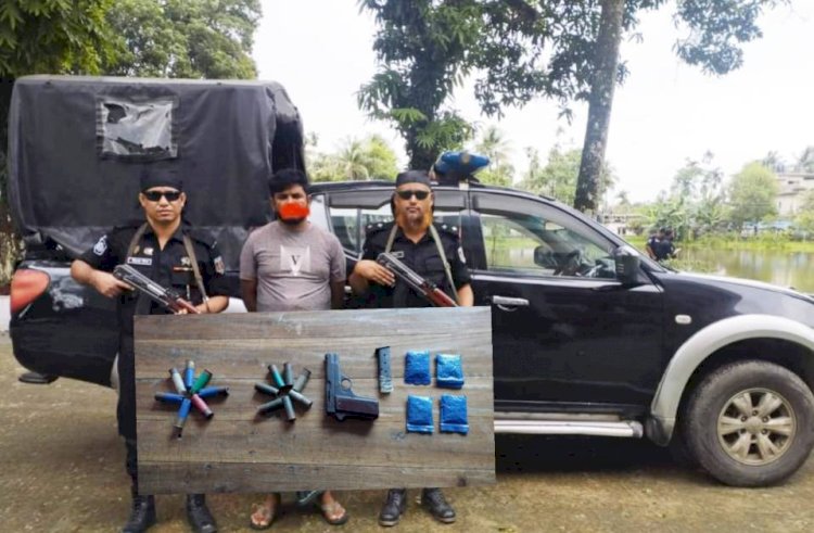 উখিয়া  রোহিঙ্গা  ক্যাম্পে এপিবিএন পুলিশও বিজিবির যৌথ অভিযানে অস্ত্র, গুলি ও ইয়াবাসহ  রোহিঙ্গা সন্ত্রাসী আটক।