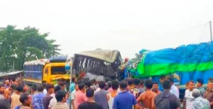 বাস ও ট্রাকের মুখোমুখি সংঘর্ষ নিহত৪ আহত ২৮জন!