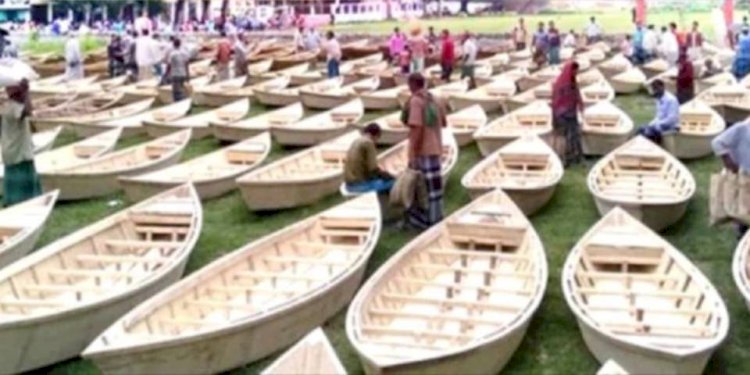 নওগাঁর পূর্ণভবা নদীর জল বেড়ে যাওয়ায় এলাকার বাসিন্দা ও জেলেরা নতুন ডিঙ্গি নৌকা তৈরীতে ব্যস্ত কারিগররা