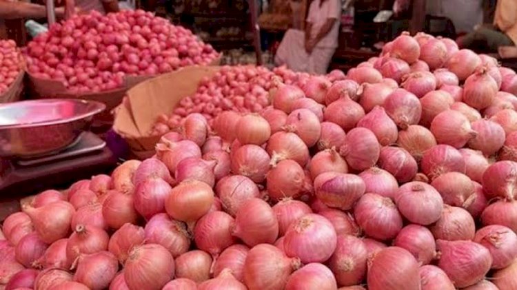 বুড়িচংয়ে  পেঁয়াজের বাজারে অস্থিরতা, দাম বেড়ে সেঞ্চুরি