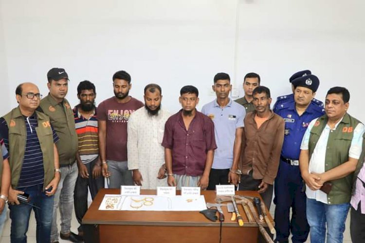 নড়াইলে ছয় জন আন্তঃ জেলা ডাকাত ও ডাকাতির মালামাল ক্রয়কারী দুই জন গ্রেফতার এবং লুণ্ঠিত মালামাল উদ্ধার।