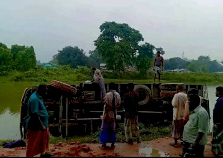 চলমান বৃষ্টি বর্ষণের ফলে মাটি সরে গিয়ে দূর্ঘটনার কবলে ট্রাক!