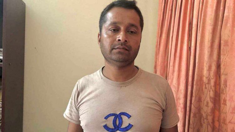 নওগাঁয় উপজেলা ভূমি অফিসে অভিযান চালিয়ে দালাল চক্রের মূল হোতা আরিফুল ইসলামকে ৫০ হাজার টাকা জরিমানা