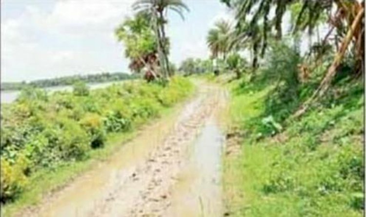 কেশবপুরের গড়ভাঙ্গা ভায়া দূর্বাডাঙ্গা সড়ক গর্ত করে রেখেছে ঠিকাদার, জন দুর্ভোগ চরমে