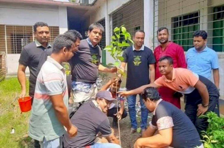 গাইবান্ধার গোবিন্দগঞ্জে শিক্ষার্থীদের মাঝে উপহার স্বরূপ গাছের চারা বিতরণ অনুষ্ঠিত