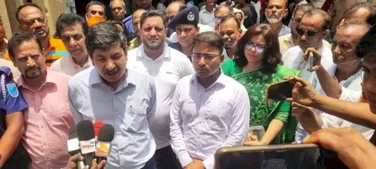 অগ্নিকান্ডে ক্ষতিগ্রস্ত মাধবদী পৌর ভবন পরিদর্শনে বিভাগীয় কমিশনার