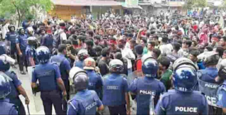 ছাত্রদের বৈষম্য বিরোধী আন্দোলন হতে বাদ যায়নি দিনাজপুরের পাকের হাট শাপলা চত্বরে।