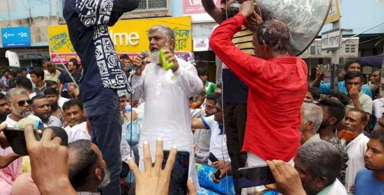 নওগাঁয় আওয়ামীলীগের দুঃশাসন থেকে মুক্ত হওয়ায় মিষ্টি বিতরণ ও আনন্দ মিছিল