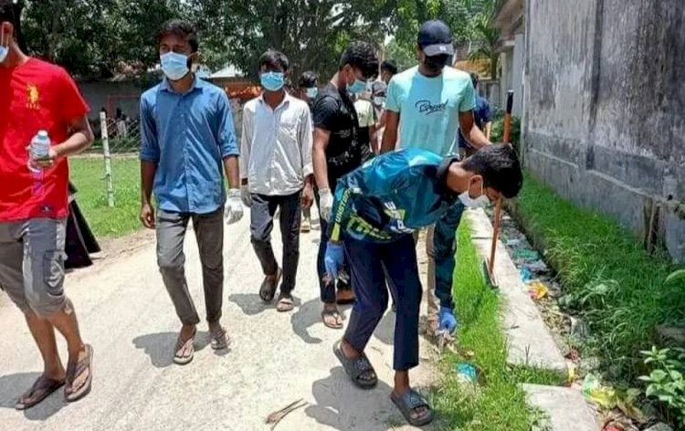 সারাদেশের ন্যায় দিনাজপুর জেলা পরিচ্ছন্ন রাখতে ব্যাস্ত সময় পার করছেন ছাত্ররা!