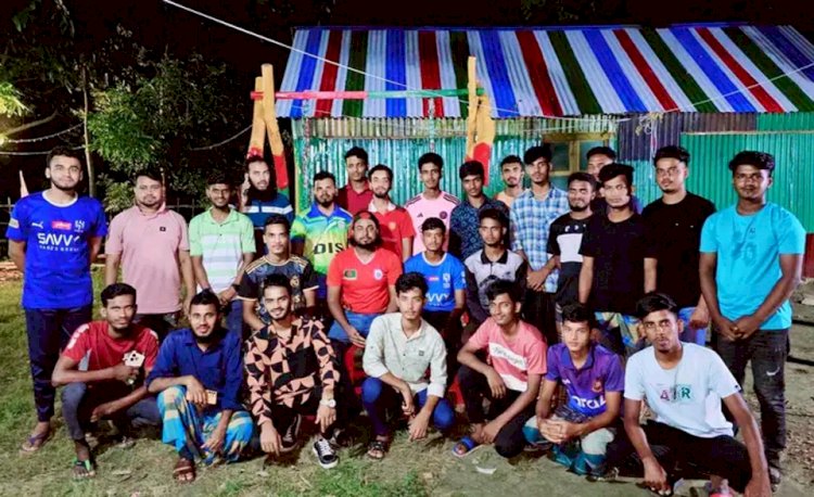 নরসিংদীতে এলাকা নিরাপত্তা নিশ্চিতে নাইট গার্ডের দায়িত্ব পালন করছেন
