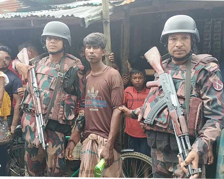 নাইক্ষ্যংছড়ি'র ১১ বিজিবি ও জনতার যৌথ অভিযানে দেশিও অস্ত্রসহ আটক-১