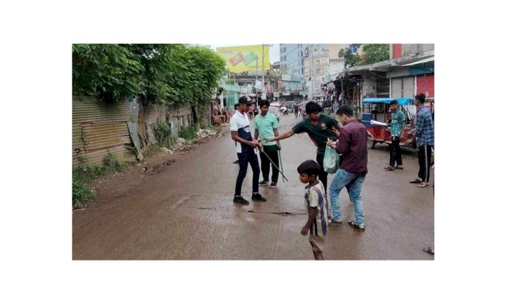 বুড়িচংয়ে ট্রাফিকের দায়িত্ব পালন করছে শিক্ষার্থীরা