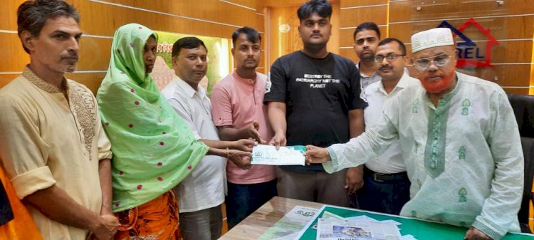 অধ্যক্ষ মাহাতাব বিশ্বাস ঘর নির্মানের জন্য অনুদান প্রদান করলেন