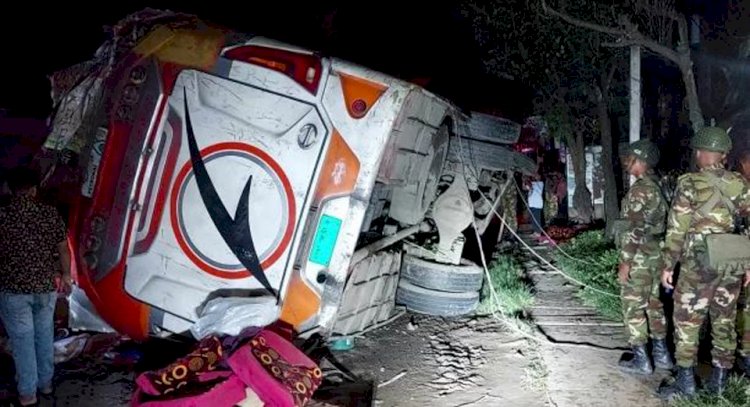 নরসিংদীতে নিয়ন্ত্রণ হারিয়ে ওভারব্রিজ থেকে বাস মাটিতে,নিহত-১ আহত-৪৪