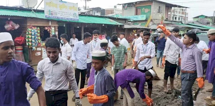 নাইক্ষছড়ি'র বাইশারীর হাট-বাজার পরিষ্কার করছে শিক্ষার্থীরা।