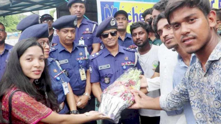 নওগাঁয় নিজেদের পোশাকে কাজে যোগ দিয়েছেন পুলিশ সদস্যরা