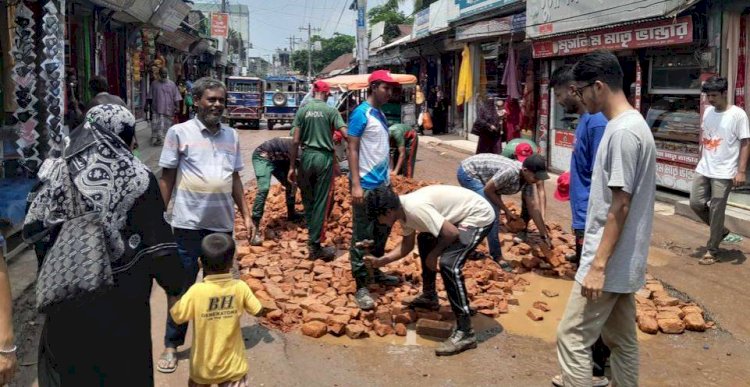 কুমিল্লার বুড়িচং উপজেলায় সদর  বাজারে ট্রাফিক নিয়ন্ত্রণ পাশাপাশি  ভাঙা সড়ক মেরামত করলেন শিক্ষার্থীরা