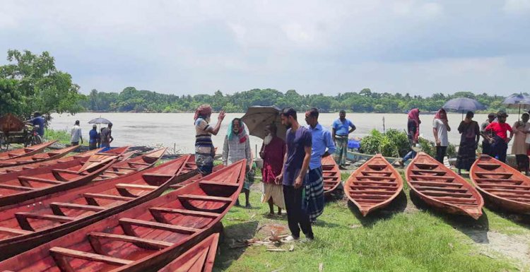 নড়াইলে হাতুড়ি-বাটালের ঠুকঠাক শব্দে মুখর জমে উঠেছে নৌকার হাট