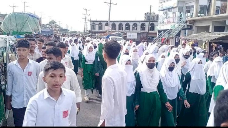 টেকনাফের হ্নীলা উচ্চবিদ্যালয়ের প্রধান শিক্ষকে সাময়িক অব্যাহতিঃশিক্ষাথীদের প্রতিবাদ, যান চলাচল বন্ধ,জনদুর্ভোগ সৃষ্টি