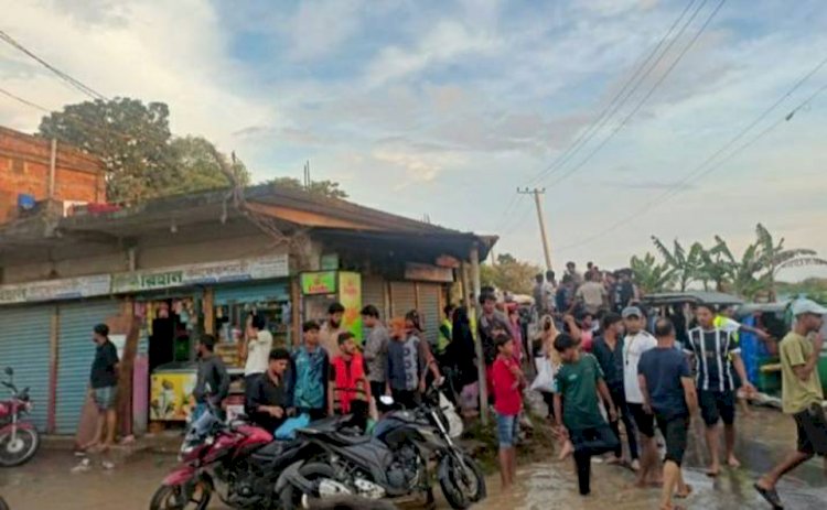 কুমিল্লায় উৎসুক জনতার ভিড়ে ব্যাহত হচ্ছে উদ্ধার ও ত্রাণ সহায়তা!