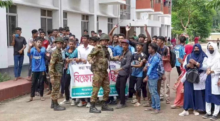 নওগাঁ কামারুজ্জামান টেক্সটাইল ইনস্টিটিউটে আন্দোলনকারী ছাত্রদের ওপর হামলা, প্রতিবাদে মহাসড়ক অবরোধ