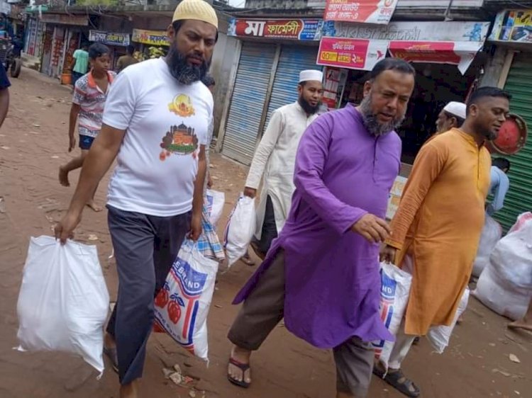 বুড়িচংয়ে পানিবন্ধি হিন্দু পরিবারে মাঝে ত্রান সামগ্রী বিতরণ