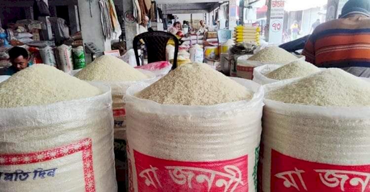 বন্যা পরিস্থিতির প্রভাব পড়েছে নওগাঁর পাইকারি চাইলে বেজার  দেখার কেউ নেই