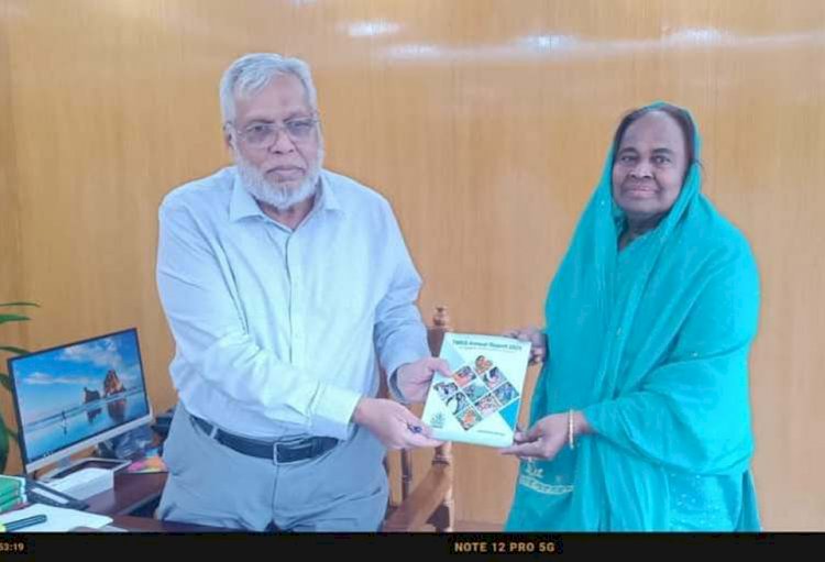 উপদেষ্টা মুহাম্মদ ফাওজুল কবির খানের সাথে ড.হোসনে আরা বেগম এর সৌজন্য সাক্ষাৎ