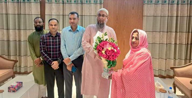 নড়াইলের নবাগত জেলা প্রশাসককে ফুলেল শুভেচ্ছা  জানান এসপি কাজী এহসানুল কবীর
