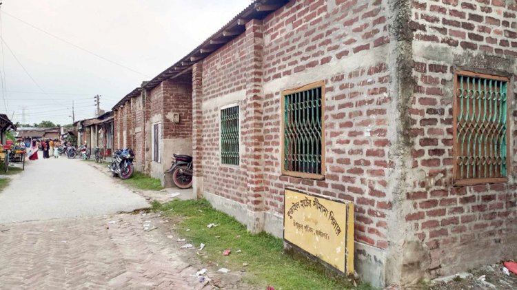 নওগাঁ কুজাইল হাটে সরকারি ২ তলা পল্লী মার্কেট নির্মাণ বাধা, প্রভাবশালী দখলদারের বিরুদ্ধে অভিযোগ