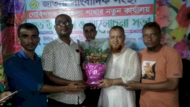 গোবিন্দগঞ্জ জাতীয় সাংবাদিক সংস্থা সদস্যদের সাথে শুভেচ্ছা বিনিময় করেন বিশিষ্ট পরিবহন ব্যবসায়ী ও শ্রমিকনেতা মোস্তাফিজুর রহমান মোস্তা