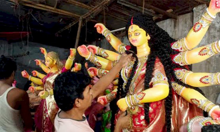 বুড়িচংয়ে  দুর্গাপূজা উপলক্ষে কারিগররা প্রতিমা তৈরিতে ব্যস্ত