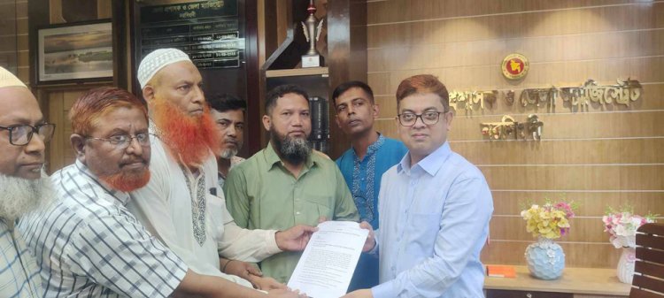 নরসিংদীতে চাকরিচ্যুত বিডিআর সদস্যদের মানববন্ধন ও স্মারক লিপি প্রদান