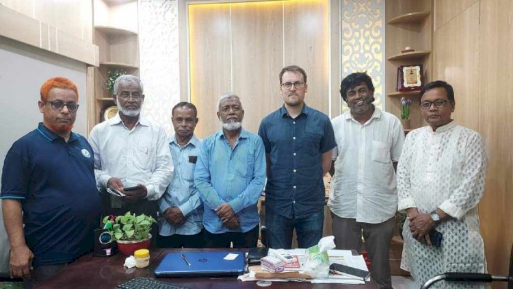 নরসিংদী প্রেস ক্লাবের সদস্যদের সাথে রাজনৈতিক পেক্ষাপট নিয়ে আলোচনা করলেন  অক্সফোর্ড ডিপার্টমেন্ট এর ডক্টর ডেভিড জ্যাকসন