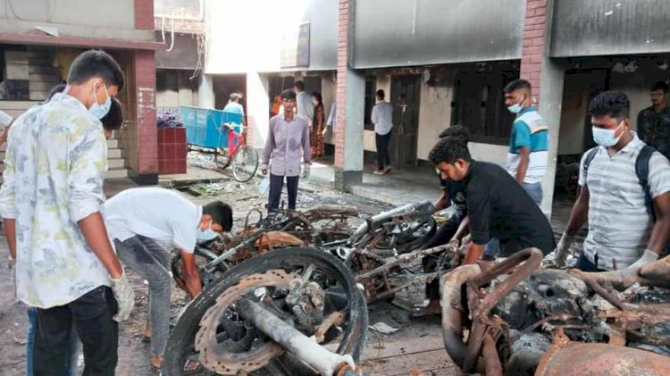 কেশবপুরে ভাঙচুরের ধ্বংসস্তূপ পরিষ্কার  করছেন শিক্ষার্থীরা