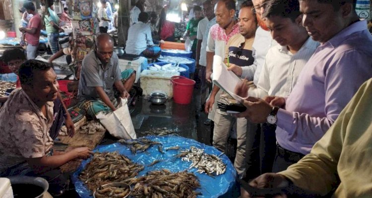 নড়াইলে দ্রব্যমূল্য নিয়ন্ত্রণে রূপগঞ্জ বাজারে অনিয়ম করায় ৩ ব্যবসায়ীকে ৭ হাজার ৭শত টাকা  জরিমানা