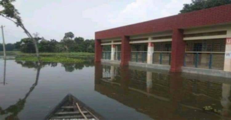 নওগাঁ জেলা পানি উন্নয়ন বোর্ড এ তথ্য জানিয়েছে টানা বৃষ্টিপাতের কারণে ছোট-বড় নদী গুলো ৭৪ সেন্টিমিটার প্রবাহিত হচ্ছে